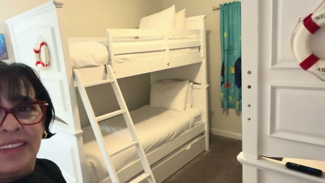 Mostrándoles el Airbnb que hemos alquilado.