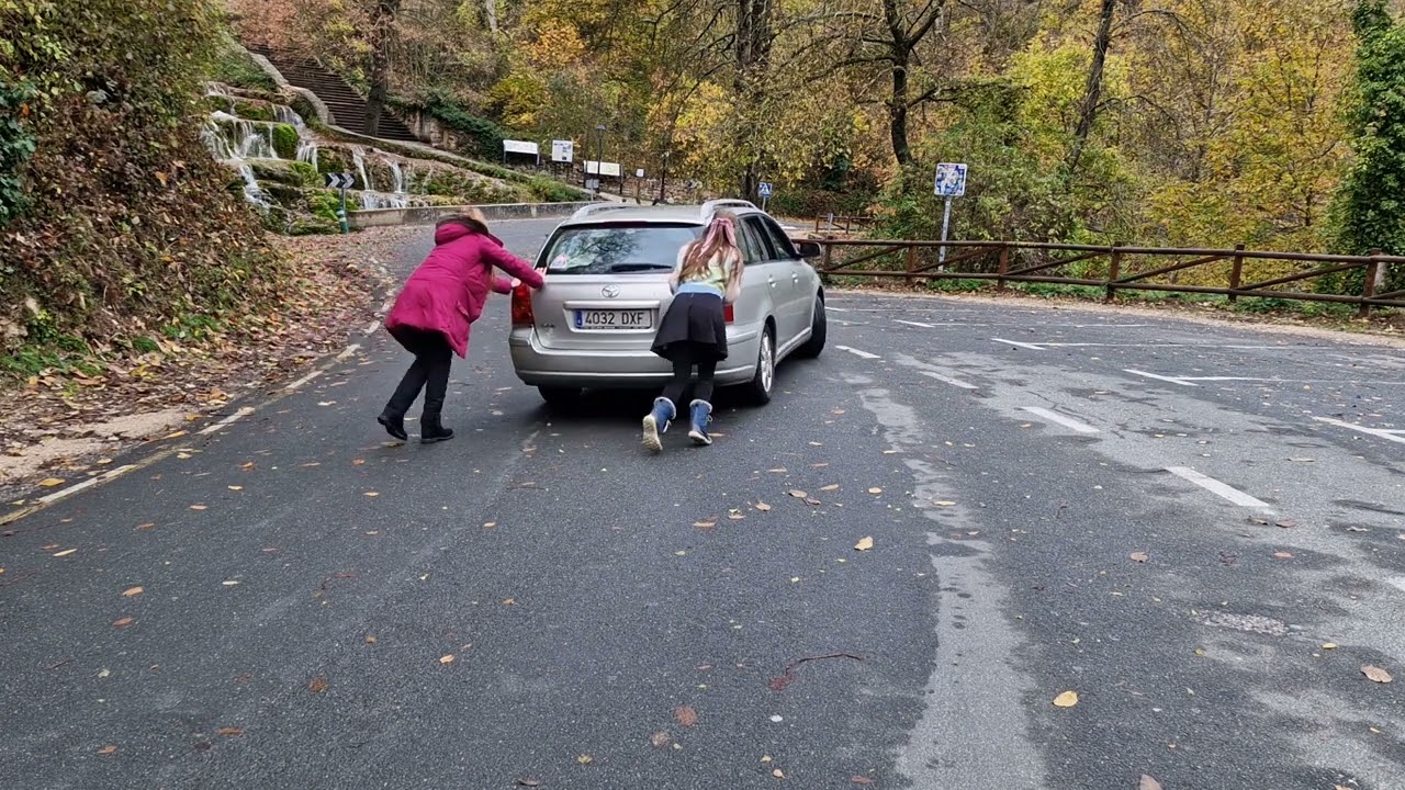Orbaneja del Castillo (Burgos): empujando el coche de alquiler porque no arranca