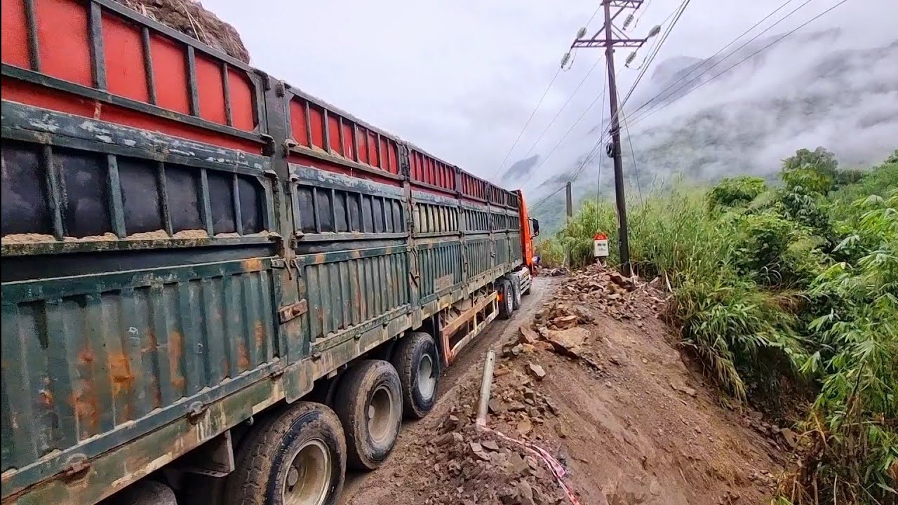 Lái xe đầu kéo vùng cao cua đường trơn khó Driving a tractor in the highlands is extremely difficult