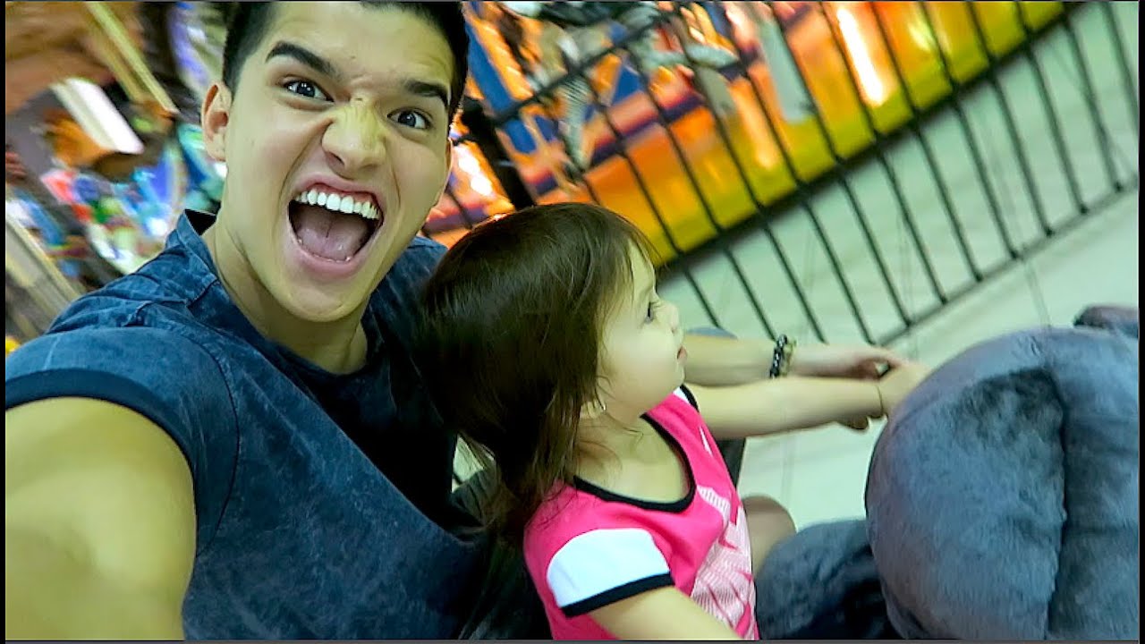 TEACHiNG A BABY HOW TO DRiVE!!