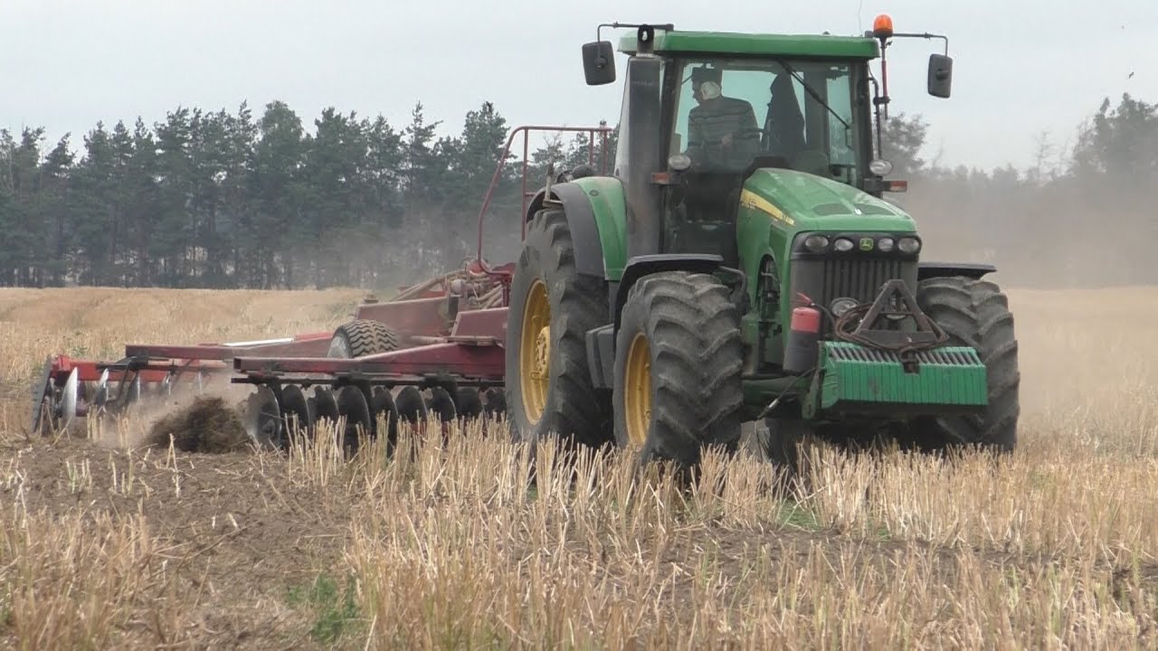 John Deere 8420 дискует рапсовое поле