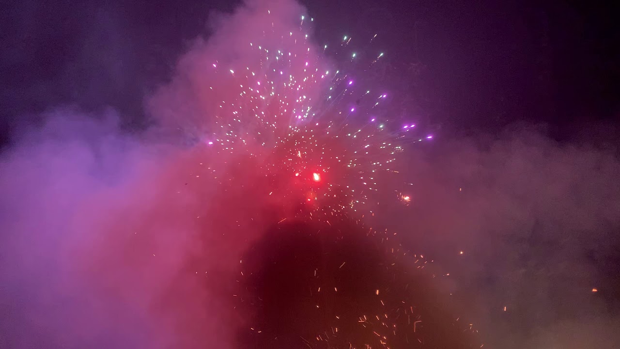 XB4100 vuurwerk Air force one 726 shots, filmed from below triplex blok