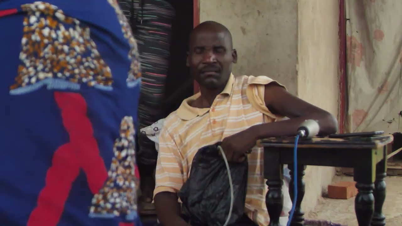 Zvinochemedza Baba vanoti vakaroiwa nyoka inouya ichivapinda mumakumbo mashura
