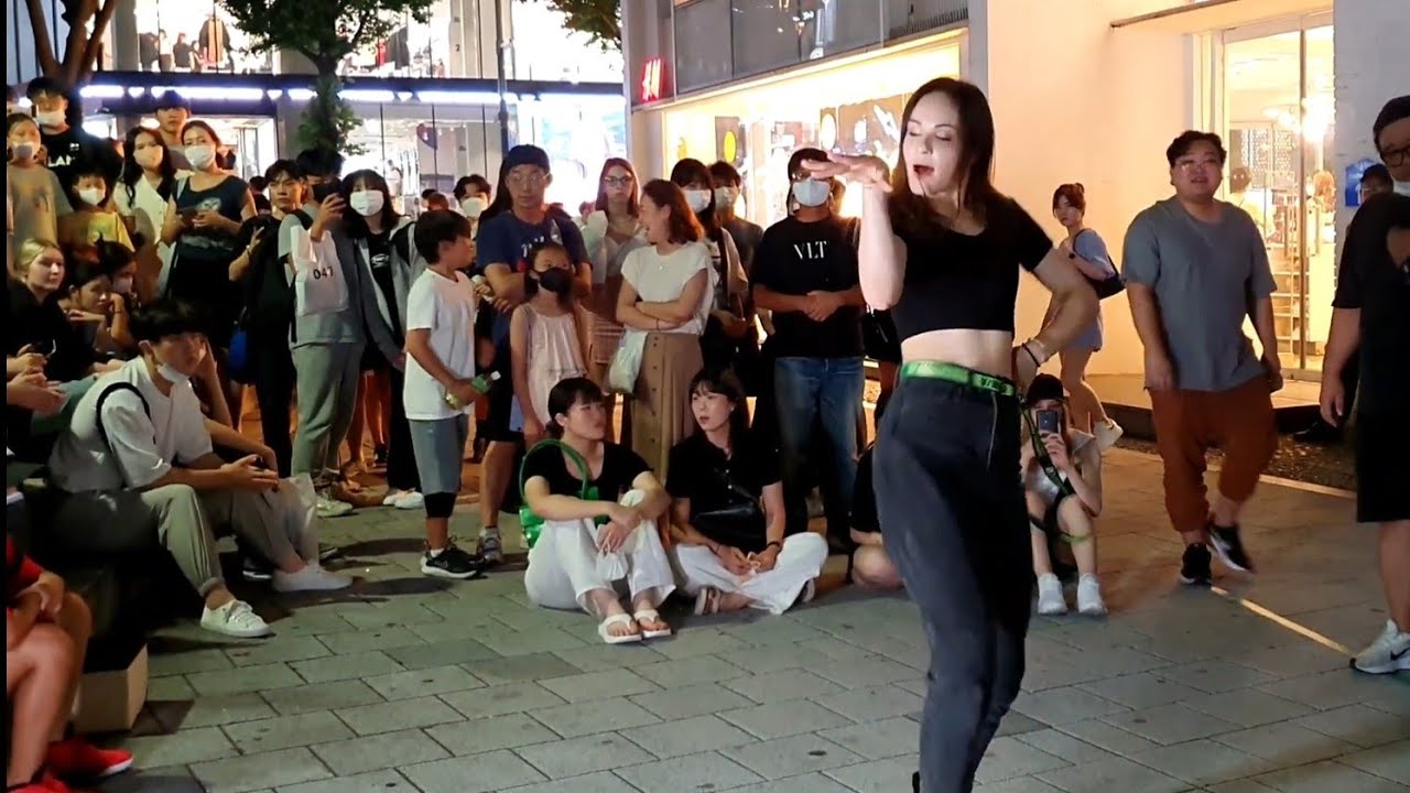 WEDNESDAY. BLACK MIST. BEAUTIFUL CLASSY HONGDAE BUSKING. LOVING ALINA'S ARTISTIC ENTHUSIASM.