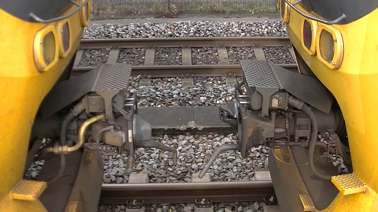 NS VIRM 8721 en 9504 combineren en vertrekken van station Eindhoven