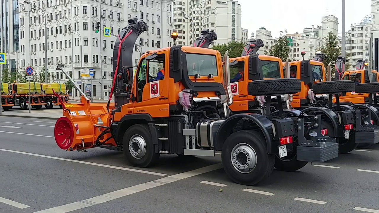 Парад коммунальной техники в Москве