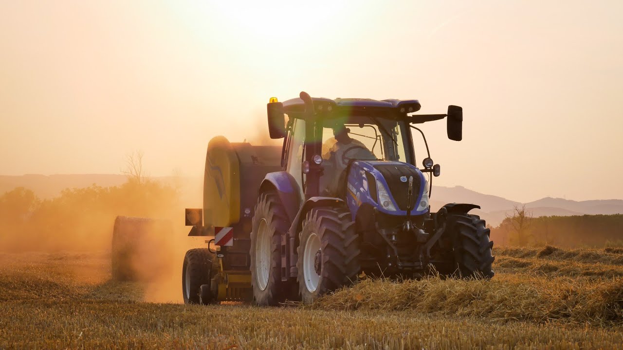 NEW ROUND BALLER NEW HOLLAND - Pressage de la paille avec un ensemble New Holland