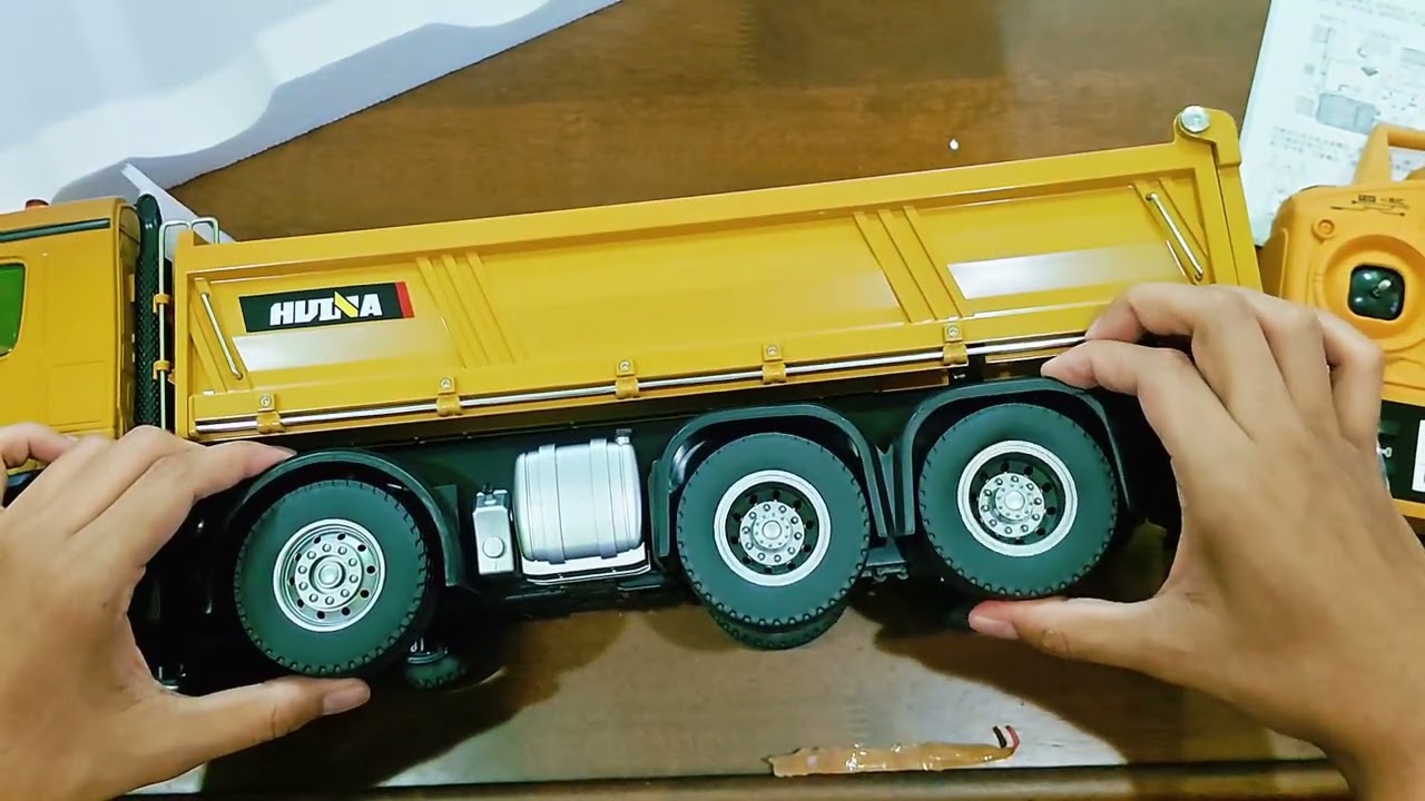 HUINA 1536 dump truck Unboxing.What inside the box?😲