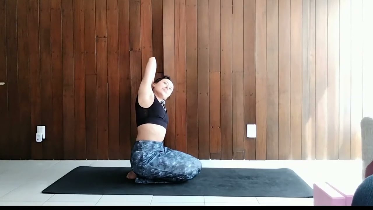 Yoga para home office con bloques o cojines | Mejora postura y tu concentración 