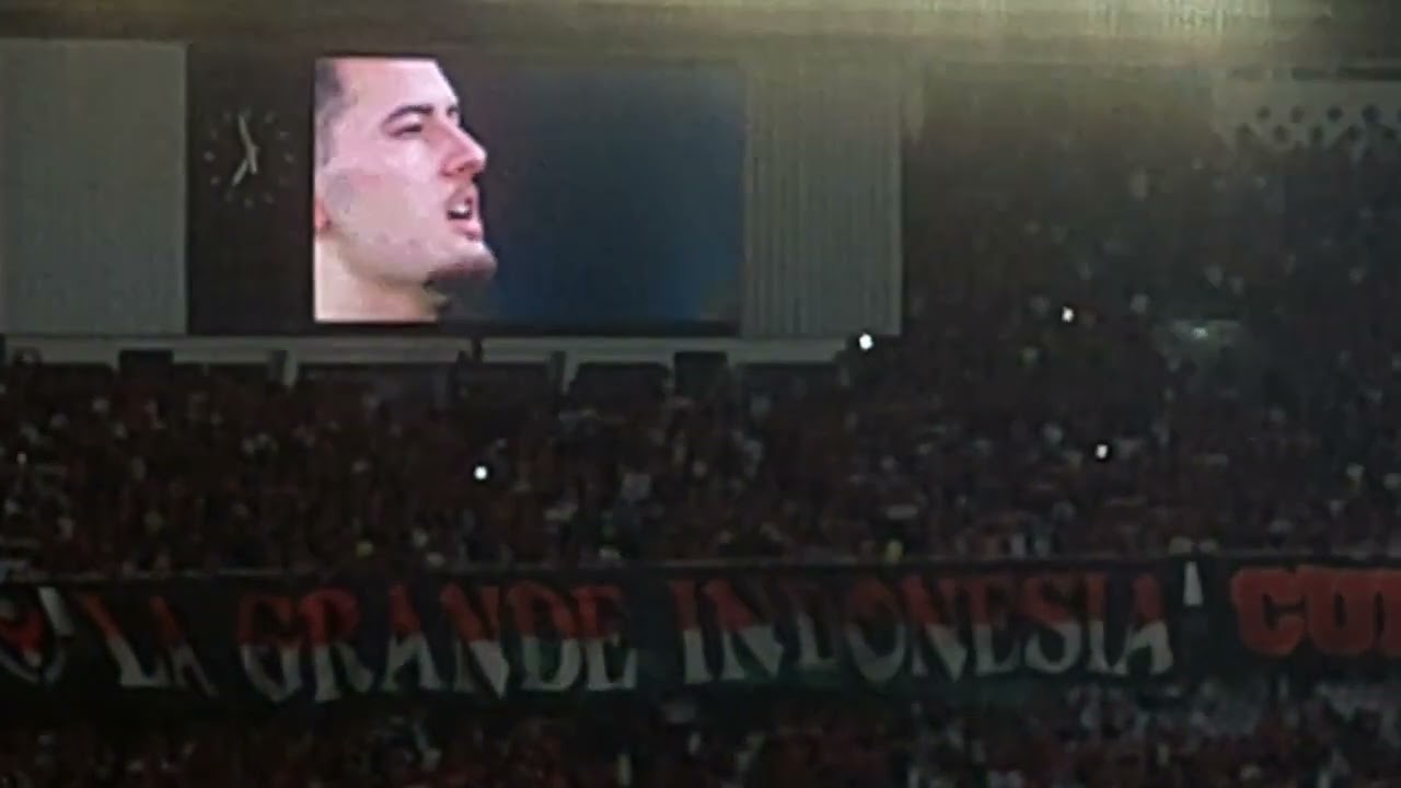 MOMENT TIMNAS INDONESIA MENYANYIKAN INDONESIA RAYA BERSAMA SELURUH PENONTON DI GBK !