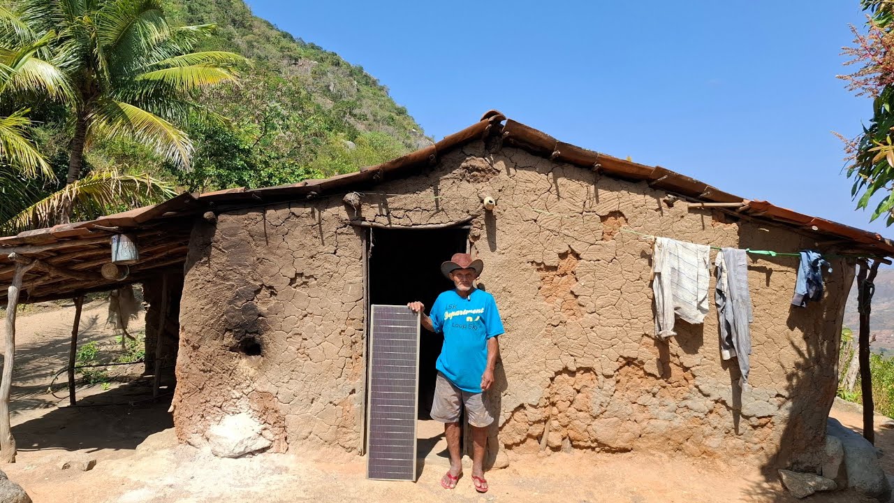 HOMEM QUE VIVE ISOLADO E SEM ENERGIA RECEBE ILUMINAÇÃO SOLAR