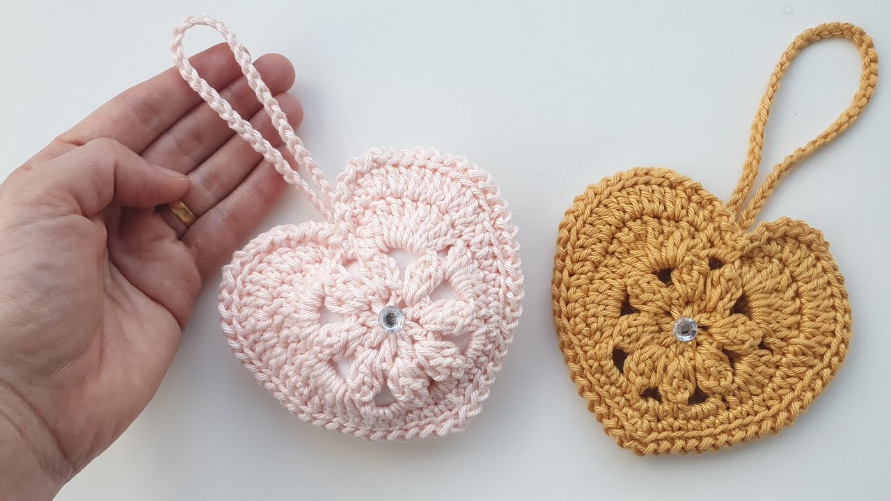 BOLSINHA DE CROCHÊ CORAÇÃO PARA MOEDAS OU FONE SEM COSTURA
