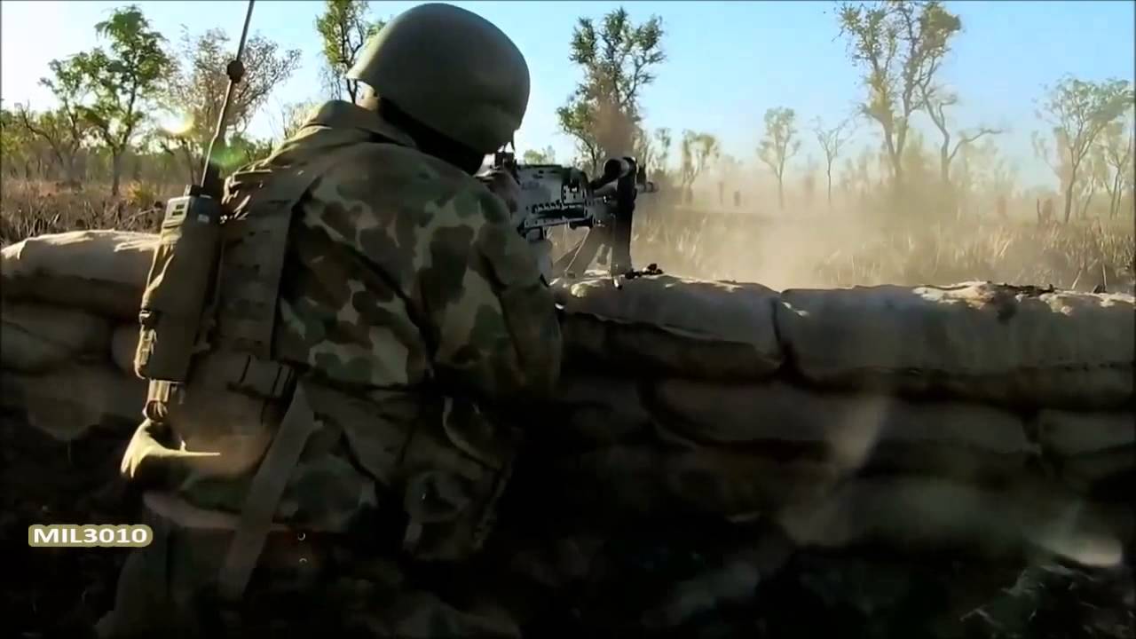 Автомат AUG A2, пулеметы FN MAG и FN Minimi  Солдаты австралийской армии на учениях
