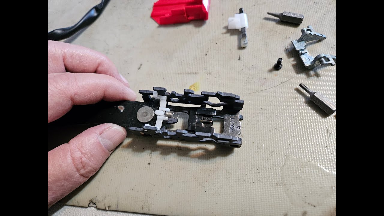 07 Разборка, осмотр, очистка и повторная сборка приемника ремня безопасности FJ Pass