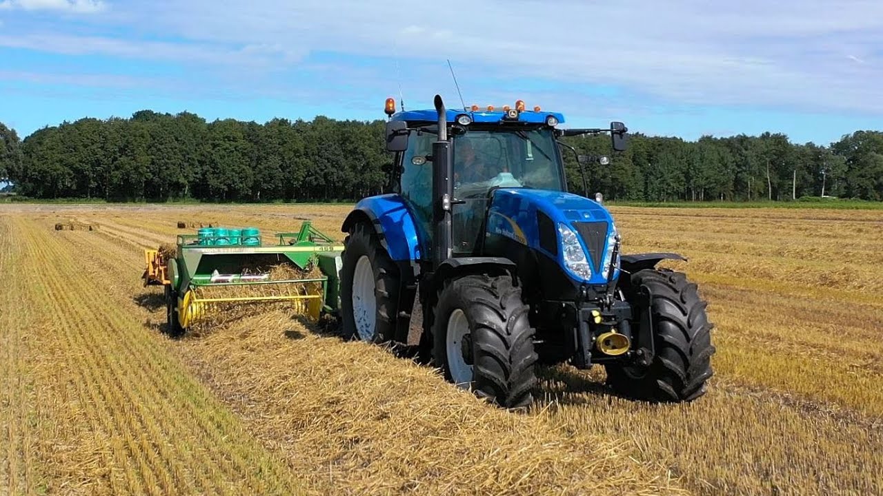 Stro persen met John Deere 459 Akkerb. Mts. Mensinga-Kroon.