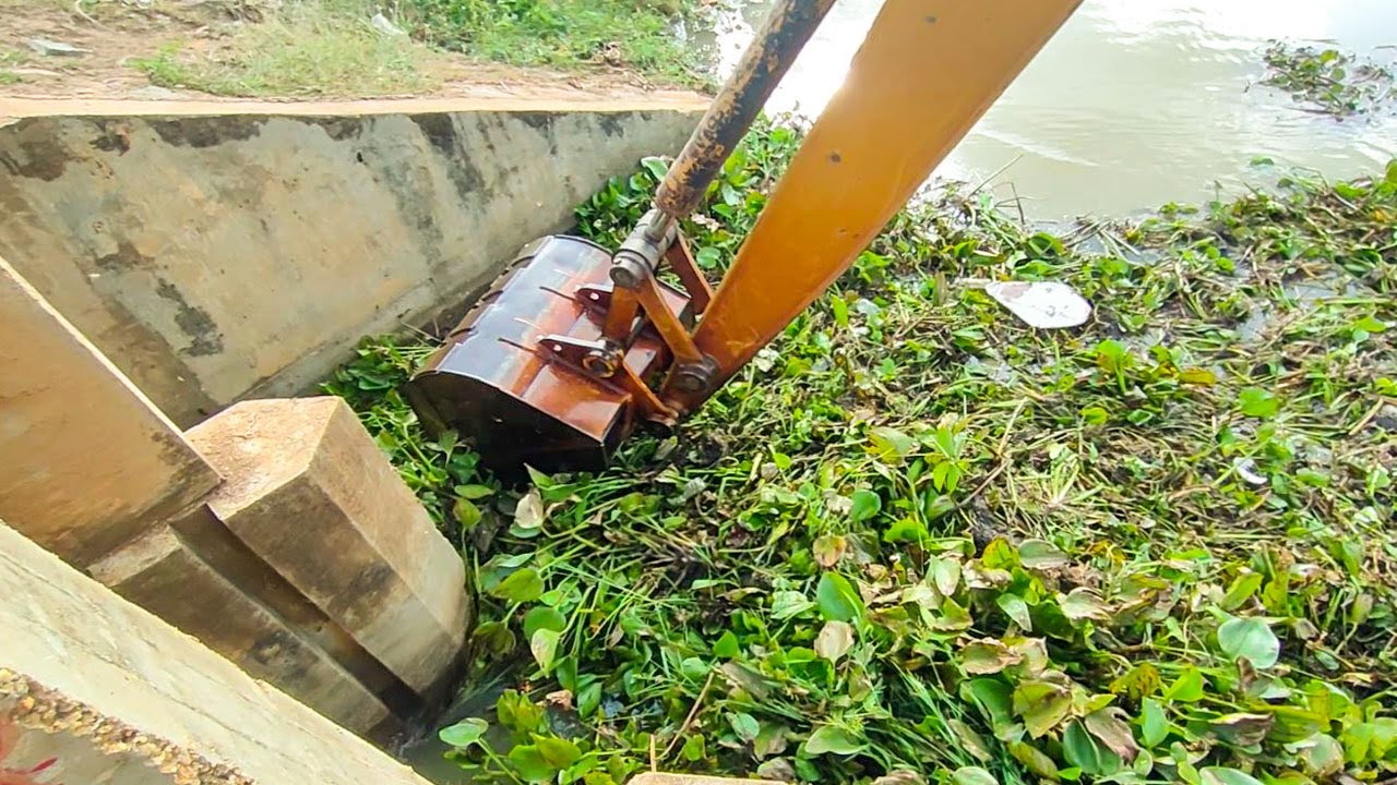 Massive Clogged!!! Unclogging Canal Drain Flood Water By Excavator