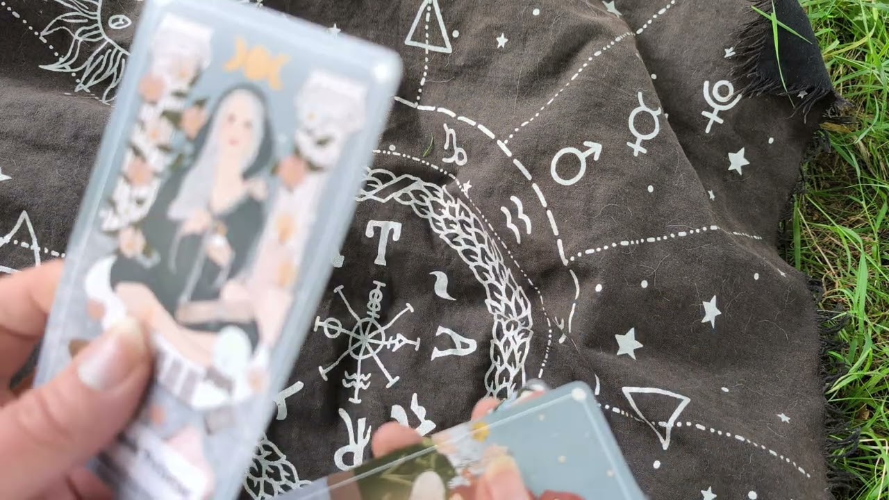 Présentation du tarot Boho de Virginie Mathry illustré par Aurélia Mahé.