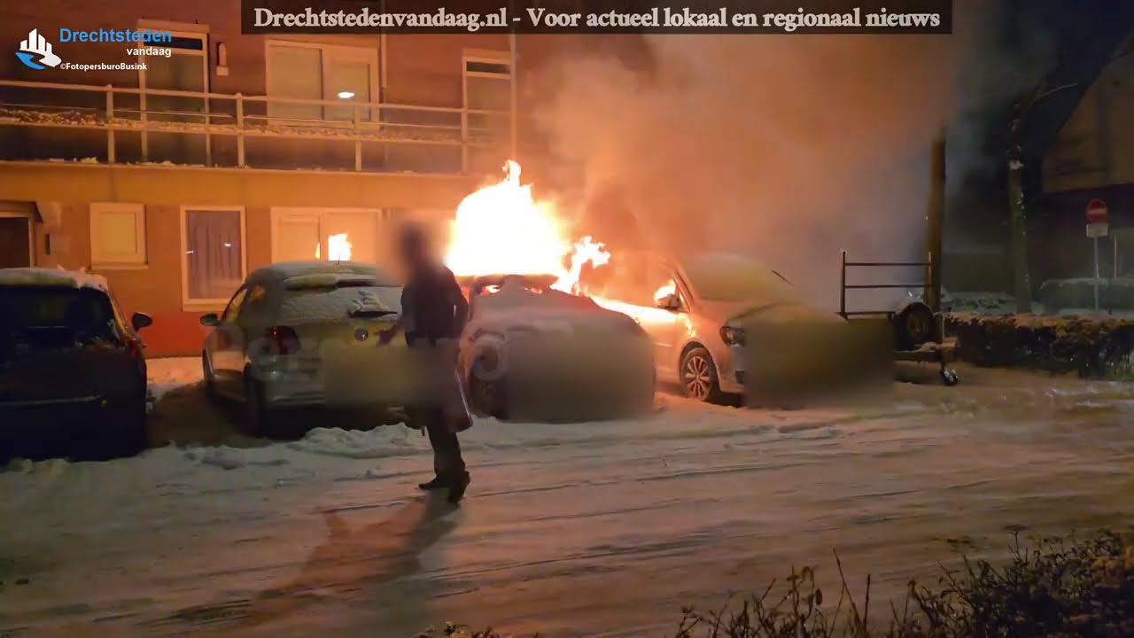 Auto in brand aan H F  Tollensstraat in Dordrecht
