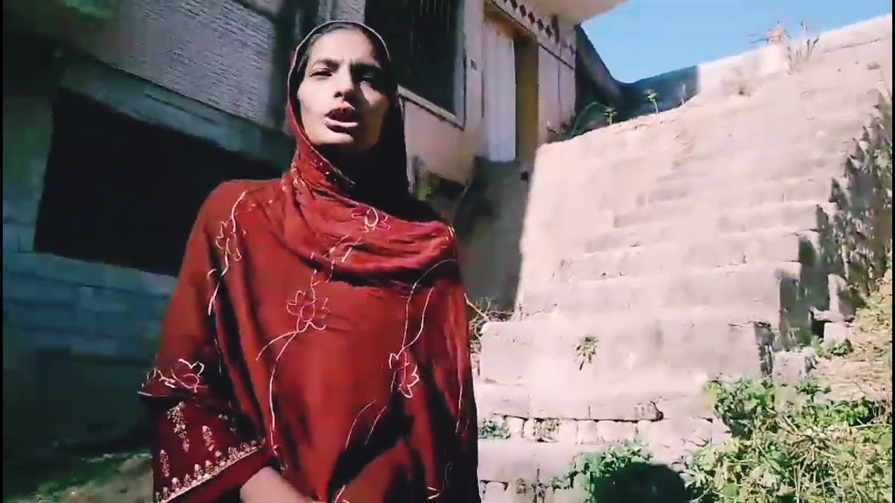 Ghar ki sidhiyon ki halat kharab ho gai 