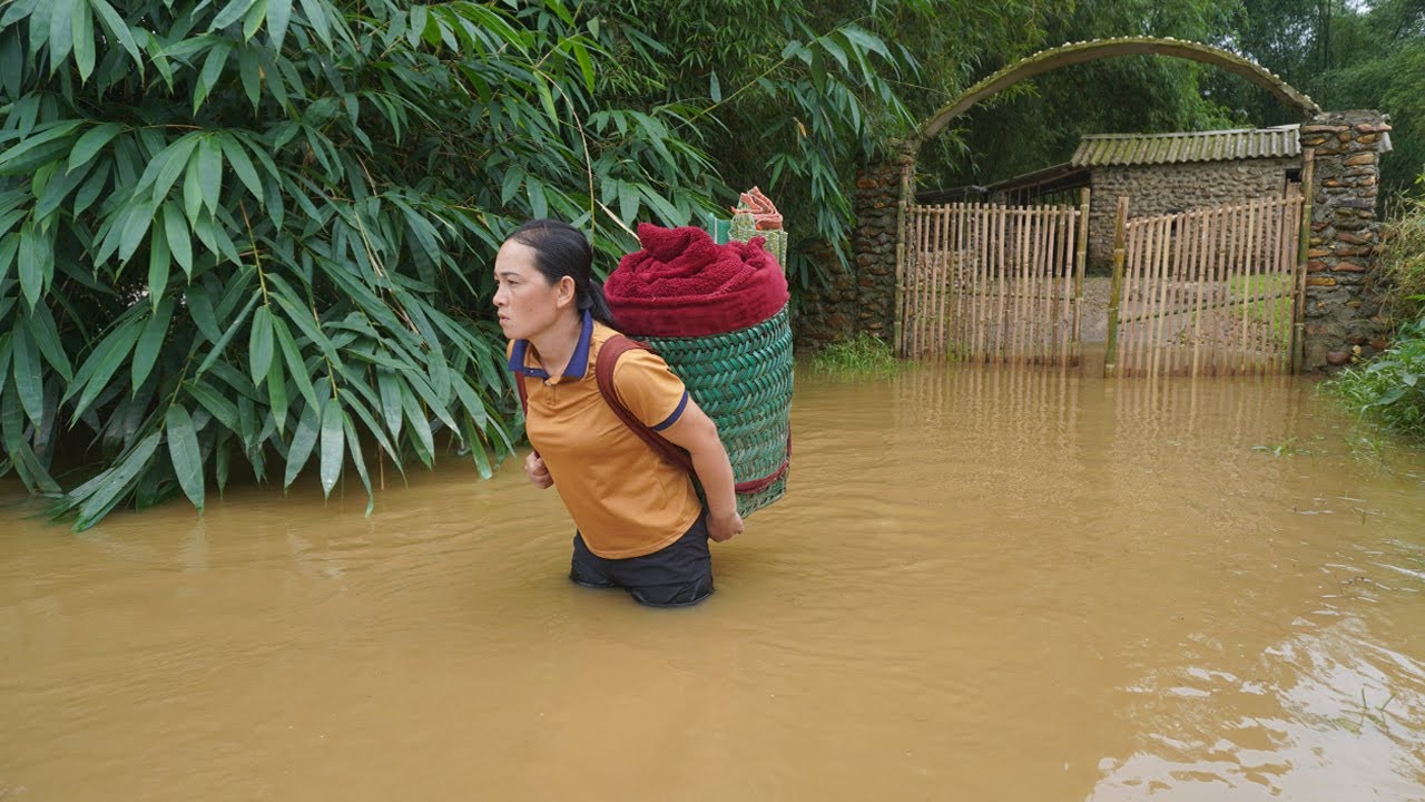 FULL VIDEO - Girl flees floodwaters for 30 days, has to move to another abandoned house to survive