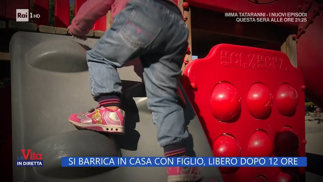 Si barrica in casa con figlio, libero dopo 12 ore - La Vita in diretta 06/10/2022