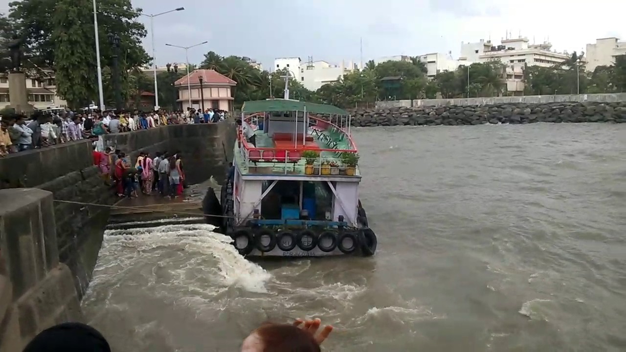 Dangerously rocking Boat at Gateway of India