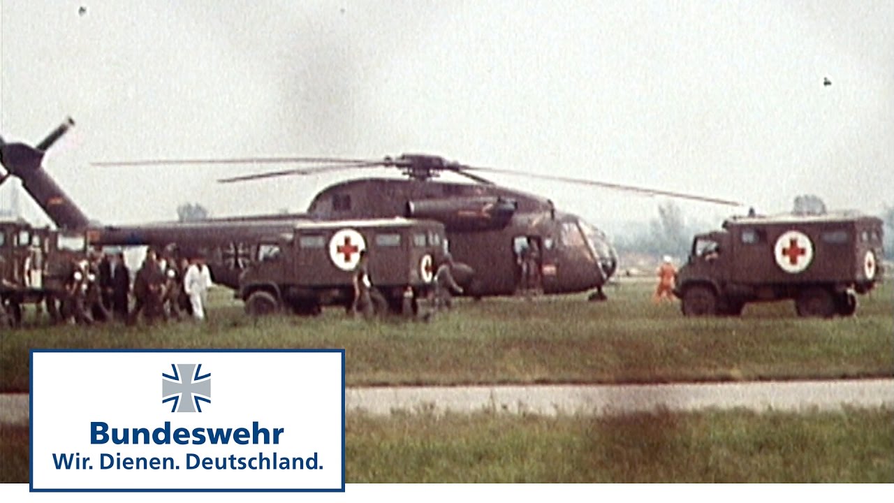 Classix: Sanit&auml;ter arbeiten Hand in Hand w&auml;hrend der &Uuml;bung &bdquo;Gr&uuml;ner Laubfrosch&ldquo; (1974) - Bundeswehr