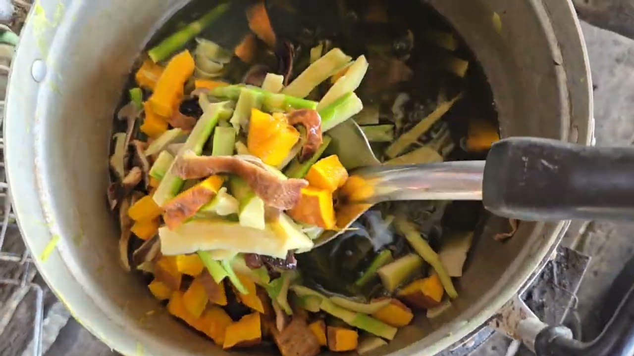 จัดเมนูเด็ดแกงหน่อไม้ใส่เห็ดบดเห็ดเข็มแซ่บแซ่บ ทั้งขายทั้งกิน