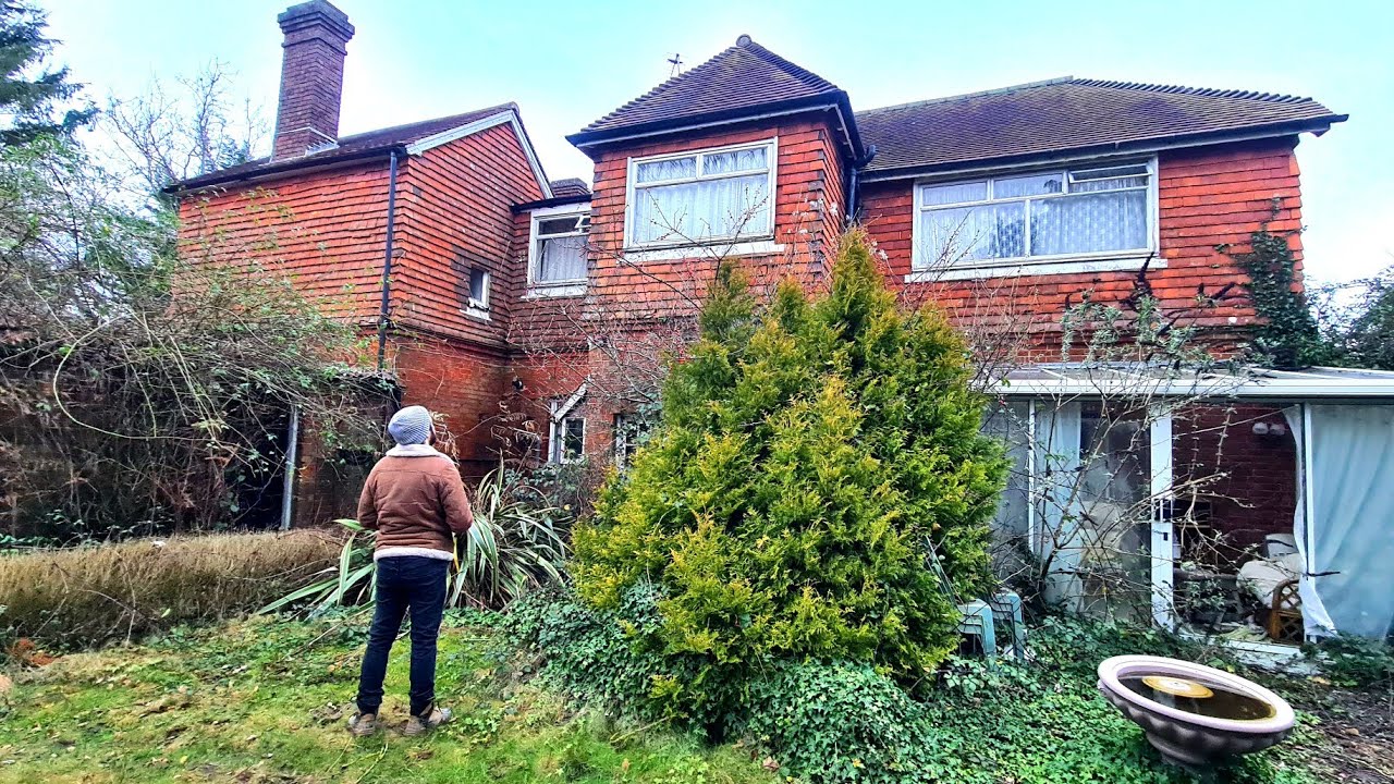 Exploring Mr Walker's ABANDONED House Filled With ANTIQUES & VINTAGE Items - Abandoned Places