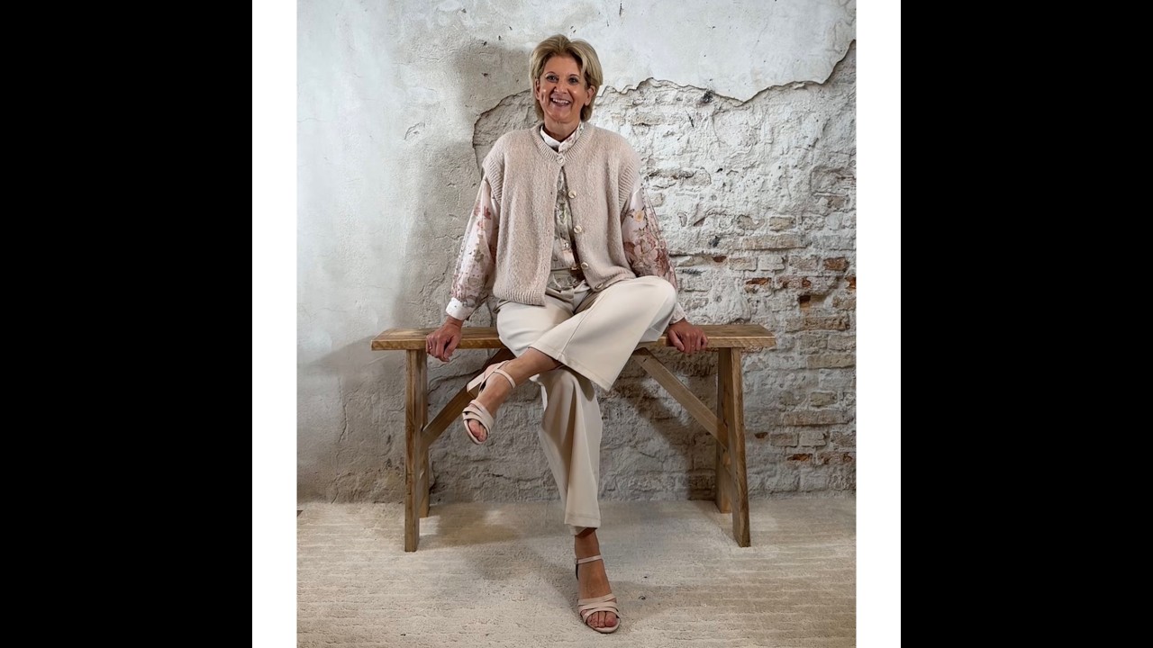 Evy mouwloos vest beige & roze, Evy transparant blouse flower beige & roze