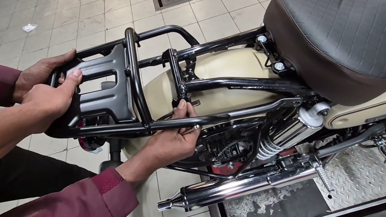 Fog light and backrest installation of CB350