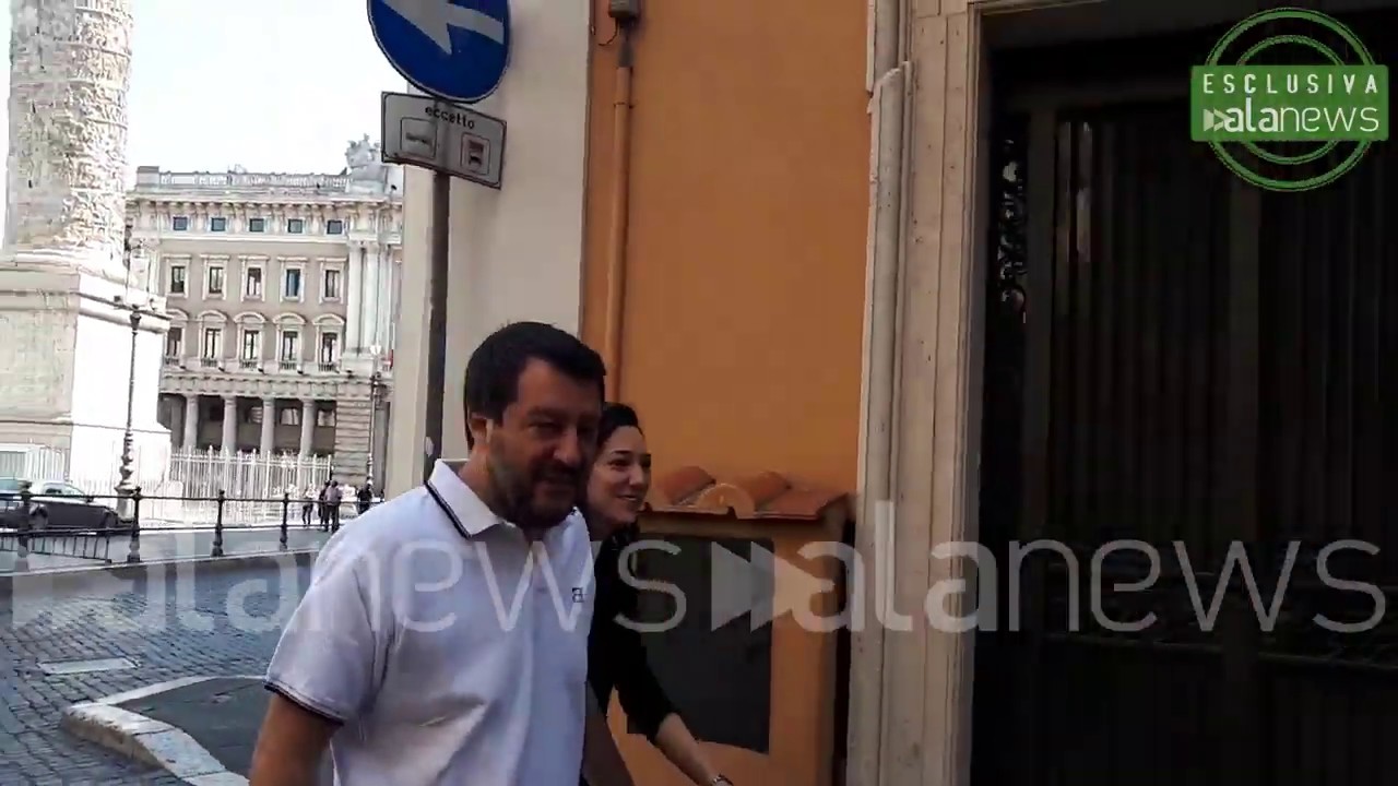 Salvini passeggia mano nella mano con la nuova fidanzata: 