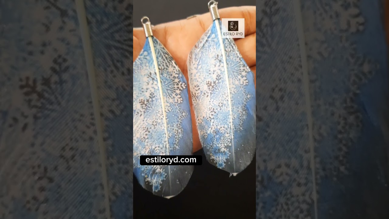 Aretes de plumas con estampado floral
