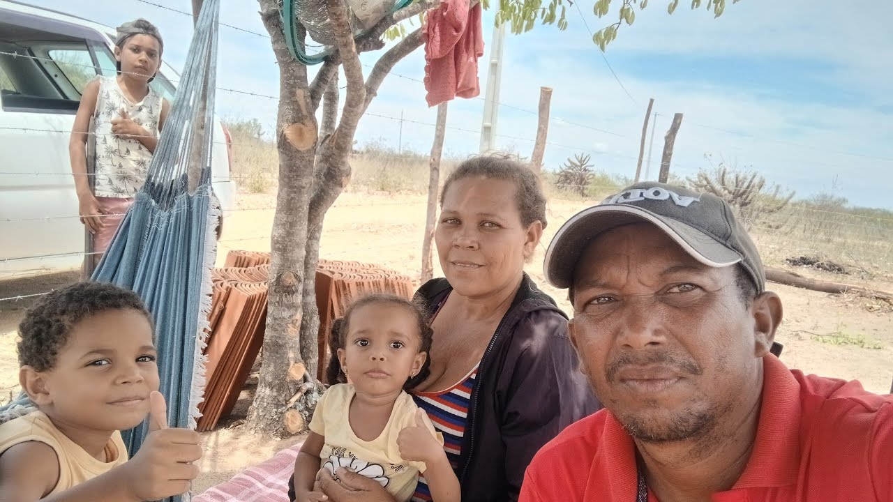 O vídeo de hoje foi levando as telhas pra roça 