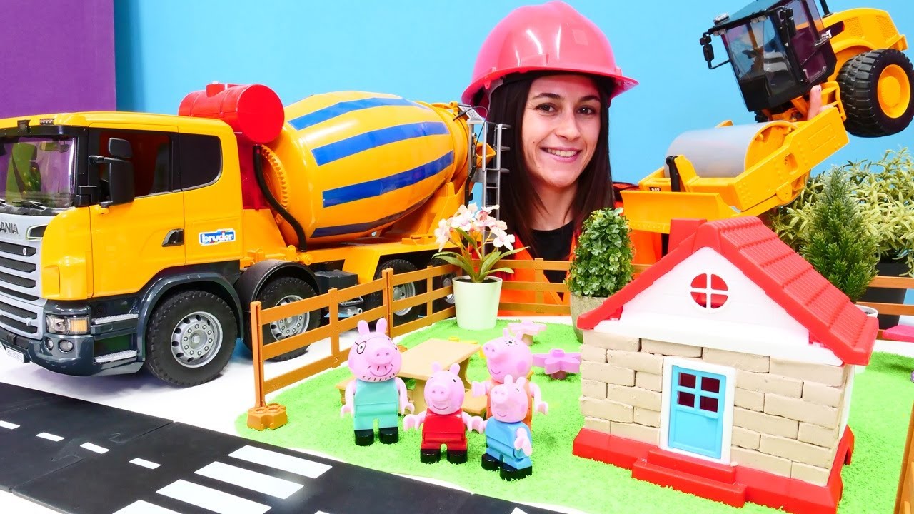 Bebek videoları. Oyuncak domuz Peppa ailesi i&ccedil;in yeni bir ev. &Ccedil;ocuklar i&ccedil;in inşaat oyunu.