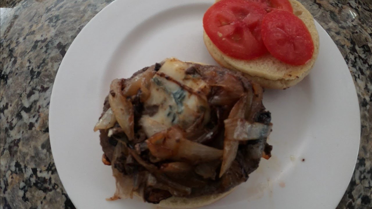 Beef Hamburger with Blue Cheese.  K&uuml;fl&uuml; peynirli Hamburger nasıl yapılır.