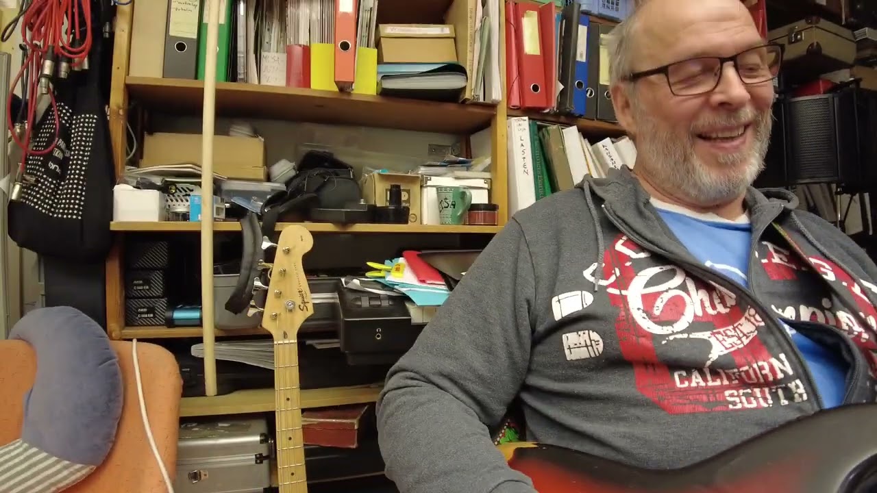 Arvaa, minkä ikäinen Fenderin Stratocaster Veli Huuskosella on sylissään!!