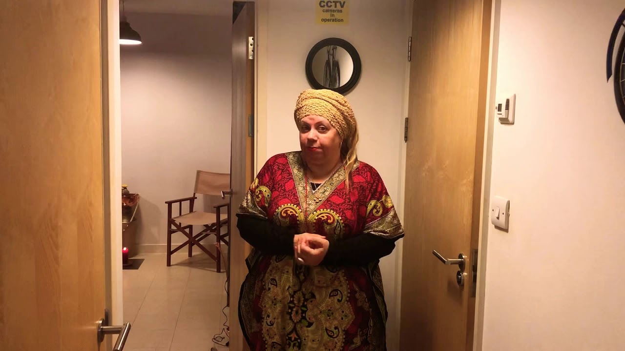 Mãe Eja’ mostra como é feito o atendimento do jogo de búzios em Londres .