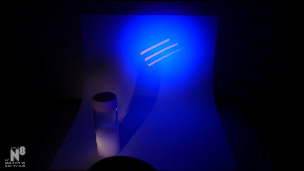 Warum leuchtet Waschmittel und Tonic Water im UV Licht?