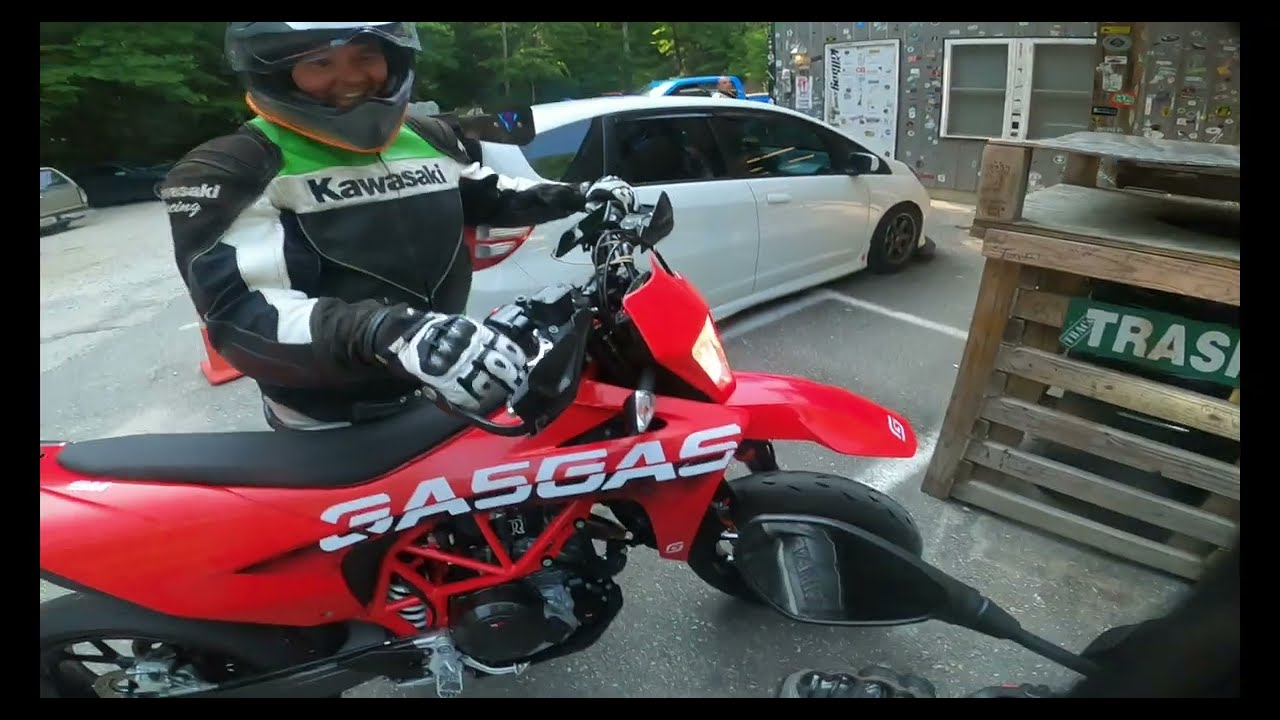 Raw: Aprilia Tuono V4 1100 Factory Chases Gas Gas SM 700 At The Tail Of The Dragon