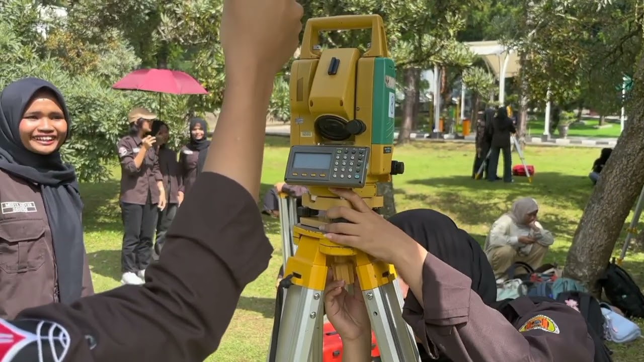 Tugas video tutorial centring dan leveling alat Total station 