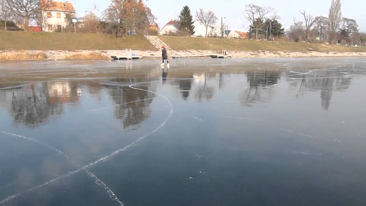 Alte Donau mit Spiegeleis (Eislaufen in Wien, 2012)