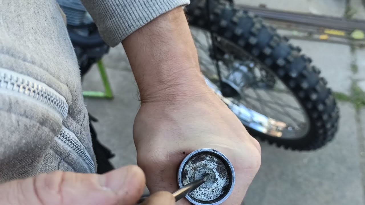 Замена масла в вилке Мотоцикла . Suzuki DR 125se oil change in the front fork .