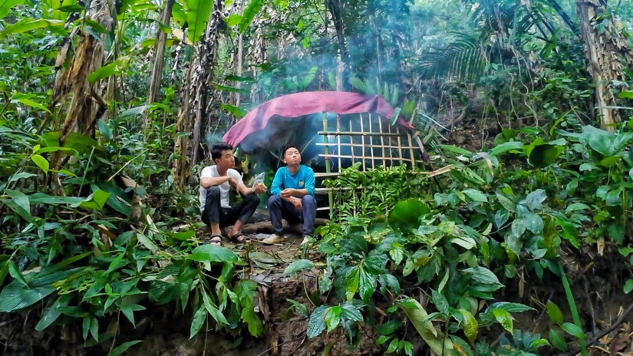 เข้าป่าสร้างที่พักเจอฝนตกหนักจนเกือบสร้างไม่เสร็จ[ #ไอซ์เดินป่า ]