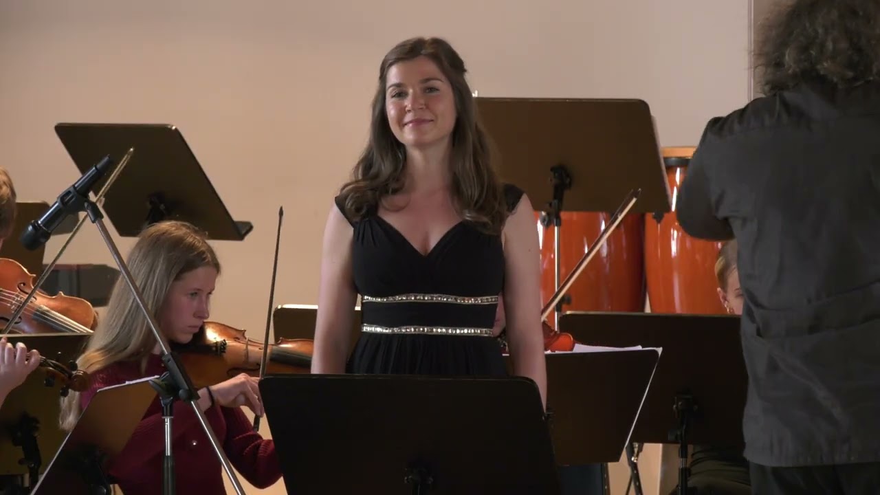 Henri Mancini: Moon River  (orchestr ZUŠ) - zpívá Magdalena Pršalová