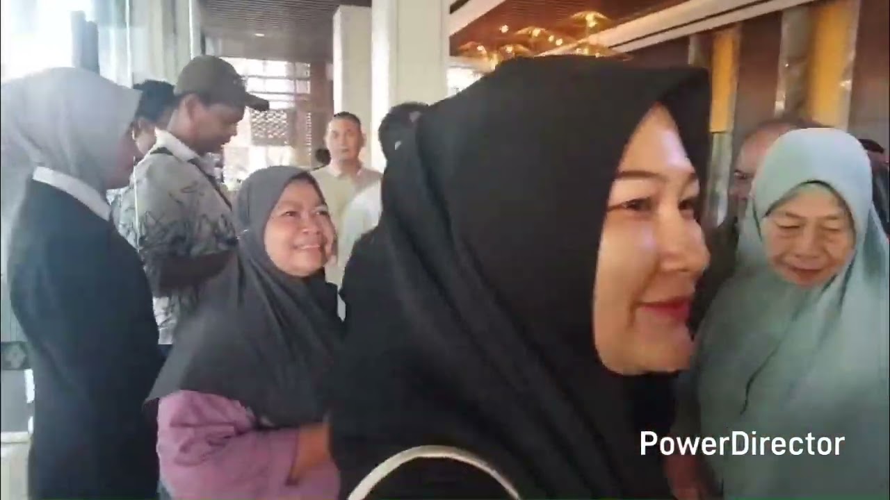 BANYAKNYA WARGA BERTEMU DAN  MENYAMBANGI KDM DI  SANTIKA HOTEL CREW AJR TV  / MEDIA GRUP ( KJI)