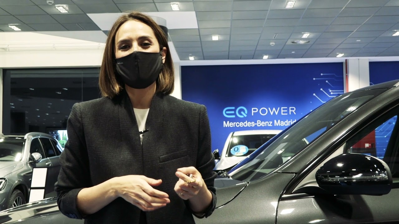 Tamara Falcó visita Mercedes-Benz Madrid para recoger su nuevo coche. EQ Power.