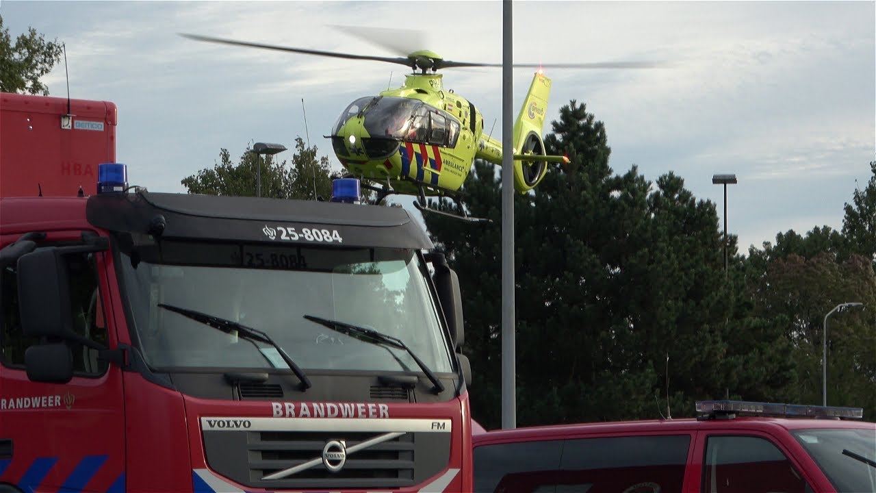 Traumahelikopter land op achter terrein van Brandweer Lelystad voor medische assistentie