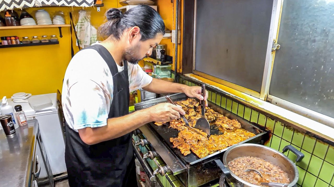 驚愕の爆量チキン！鮮やかな鉄板さばきが炸裂するワンオペ店主のお好み焼き店が最高すぎた丨Amazing Wok Skills in Japan