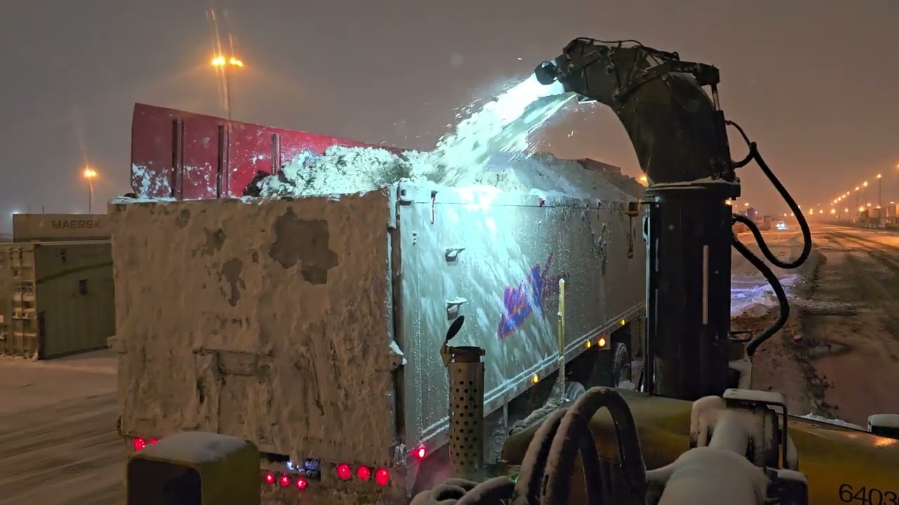 Snow removal in Montreal. Opération déneigement avec Larue D60 #snowremoval #déneigement 